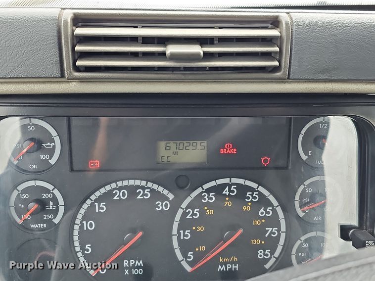 image for item DQ8641 2007 Freightliner Columbia 120 semi truck