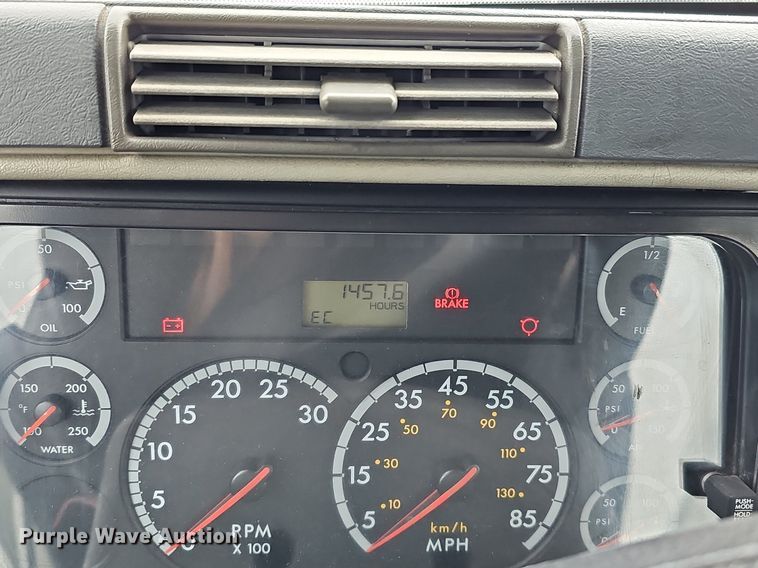 image for item DQ8641 2007 Freightliner Columbia 120 semi truck