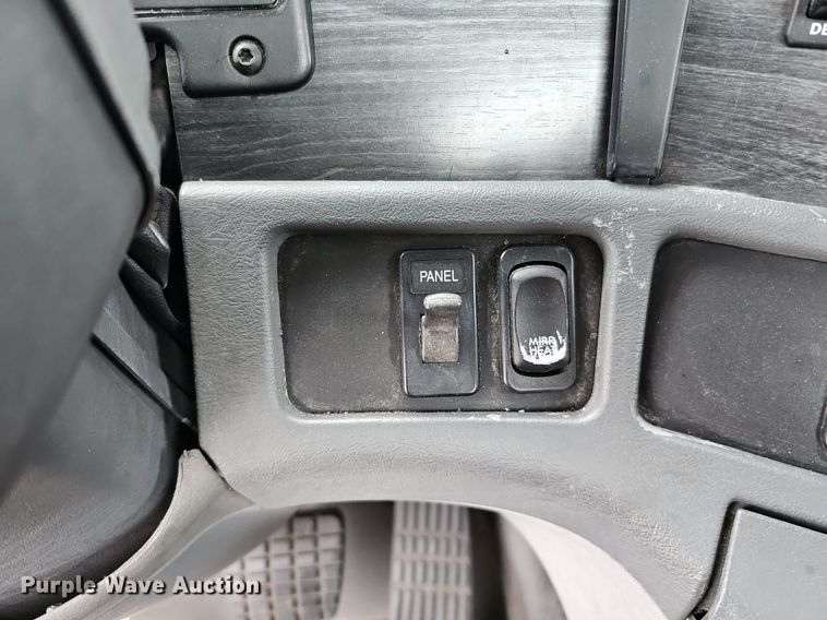 image for item DQ8641 2007 Freightliner Columbia 120 semi truck