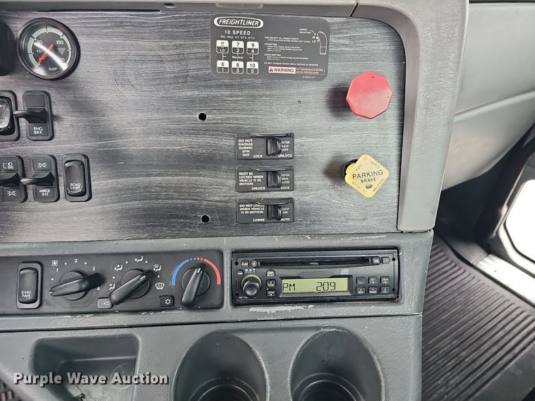 image for item DQ8641 2007 Freightliner Columbia 120 semi truck