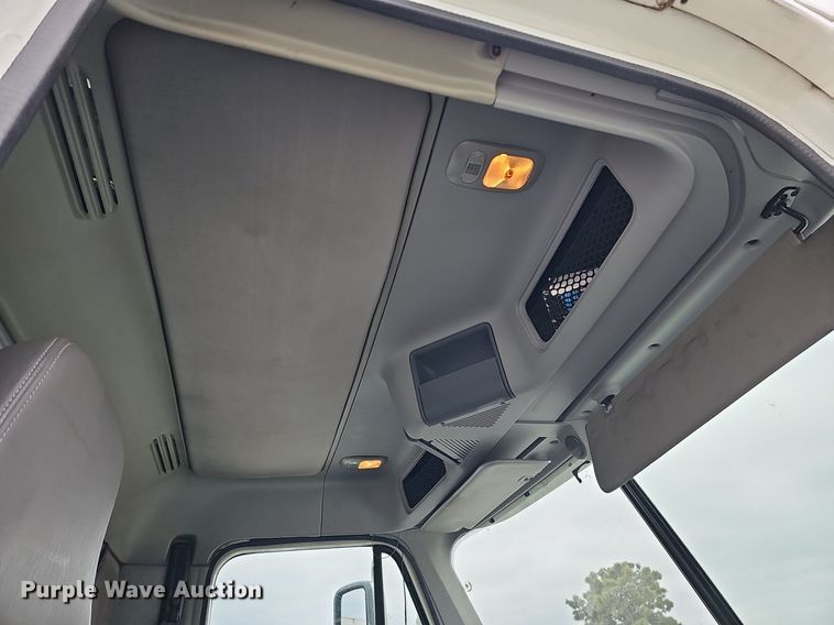 image for item DQ8641 2007 Freightliner Columbia 120 semi truck