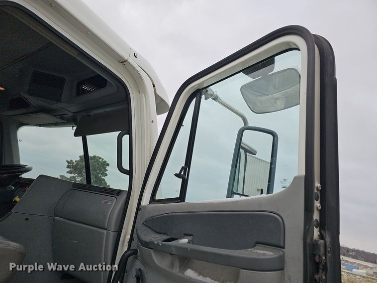 image for item DQ8641 2007 Freightliner Columbia 120 semi truck