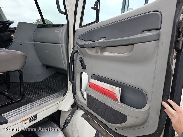 image for item DQ8641 2007 Freightliner Columbia 120 semi truck