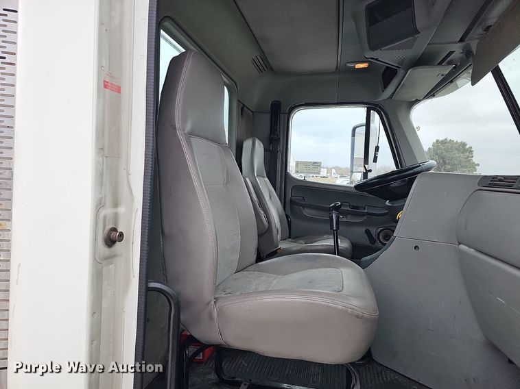 image for item DQ8641 2007 Freightliner Columbia 120 semi truck