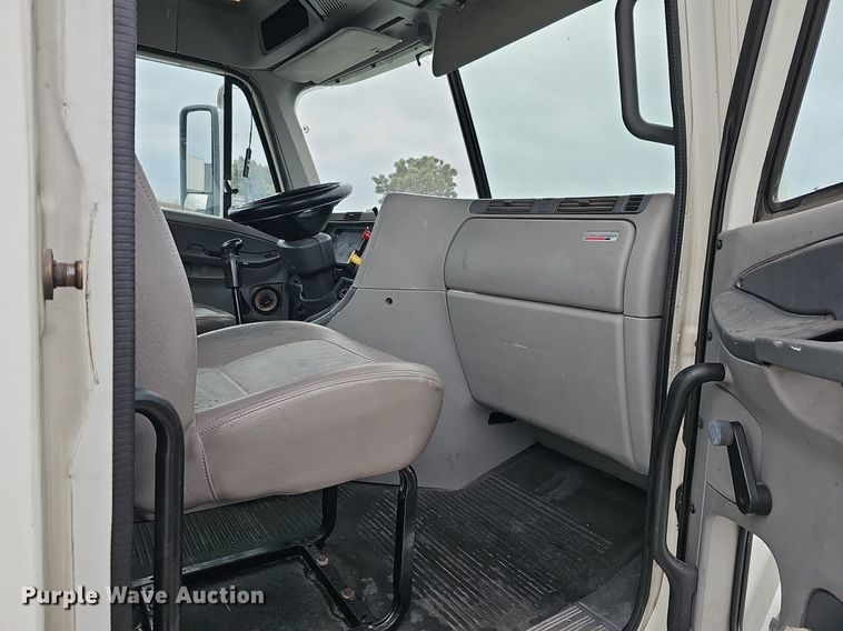 image for item DQ8641 2007 Freightliner Columbia 120 semi truck