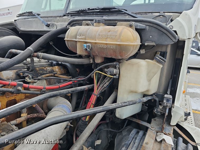 image for item DQ8641 2007 Freightliner Columbia 120 semi truck