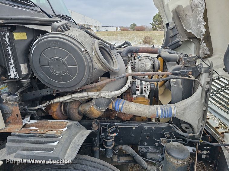 image for item DQ8641 2007 Freightliner Columbia 120 semi truck