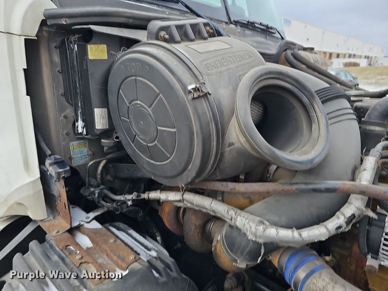 image for item DQ8641 2007 Freightliner Columbia 120 semi truck