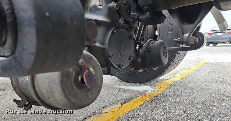 image for item DQ8641 2007 Freightliner Columbia 120 semi truck