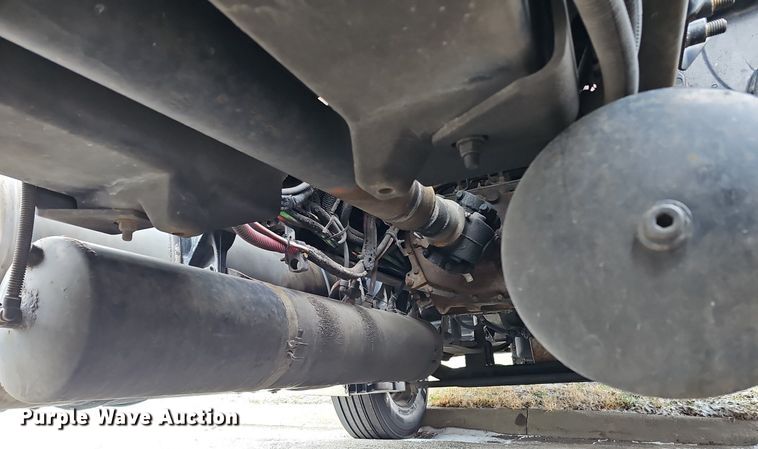 image for item DQ8641 2007 Freightliner Columbia 120 semi truck