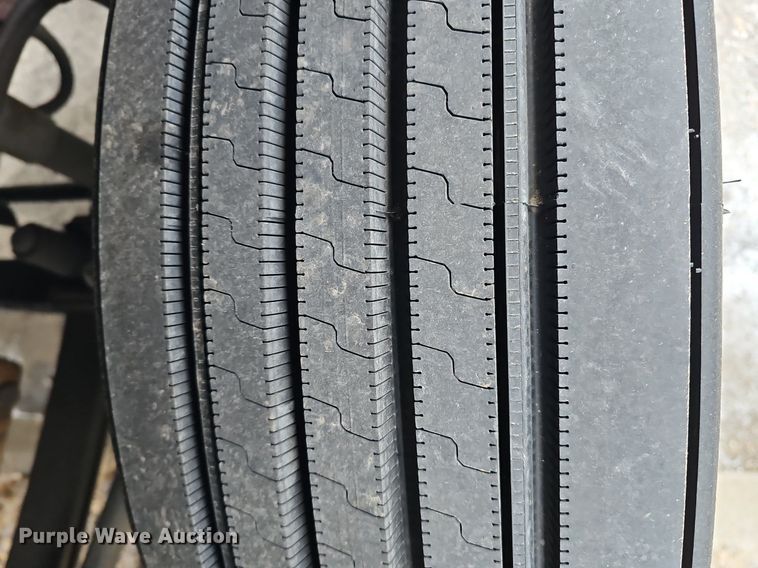 image for item DQ8641 2007 Freightliner Columbia 120 semi truck