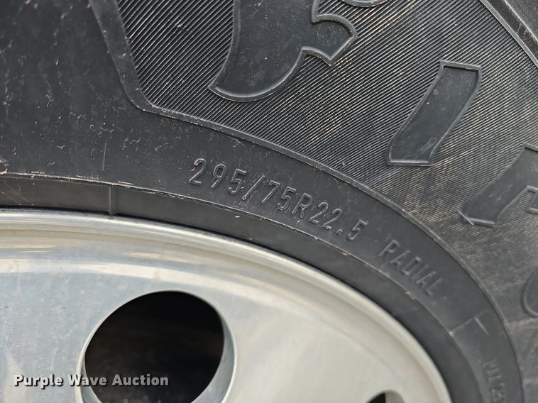 image for item DQ8641 2007 Freightliner Columbia 120 semi truck