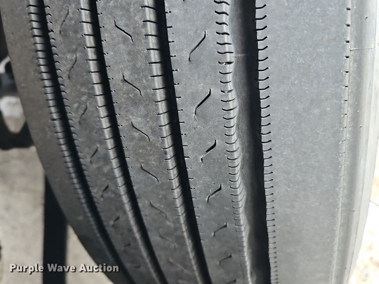 image for item DQ8641 2007 Freightliner Columbia 120 semi truck