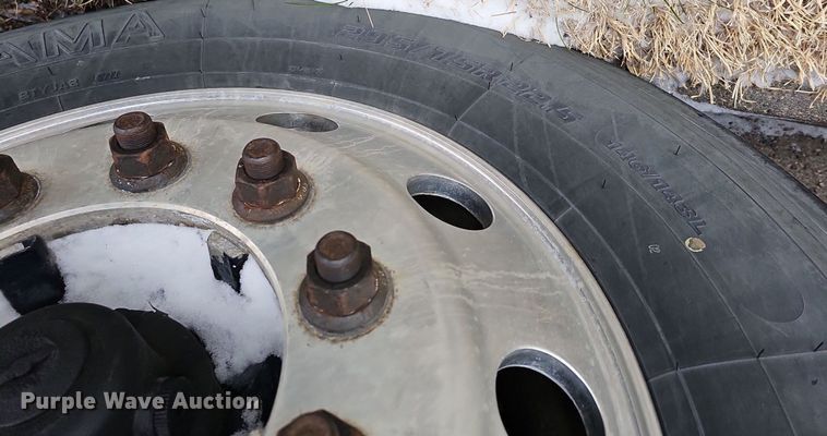 image for item DQ8641 2007 Freightliner Columbia 120 semi truck