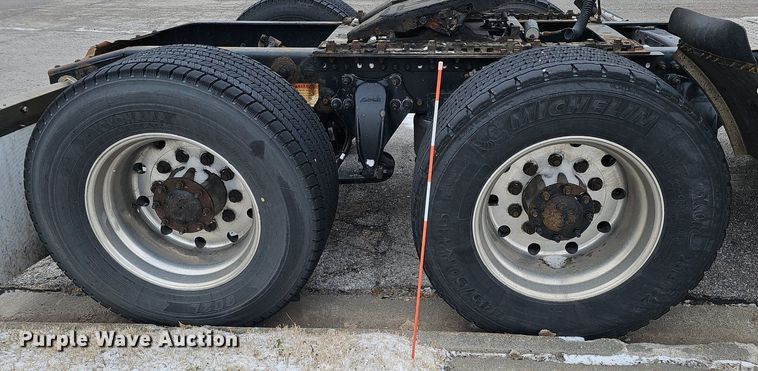 image for item DQ8641 2007 Freightliner Columbia 120 semi truck