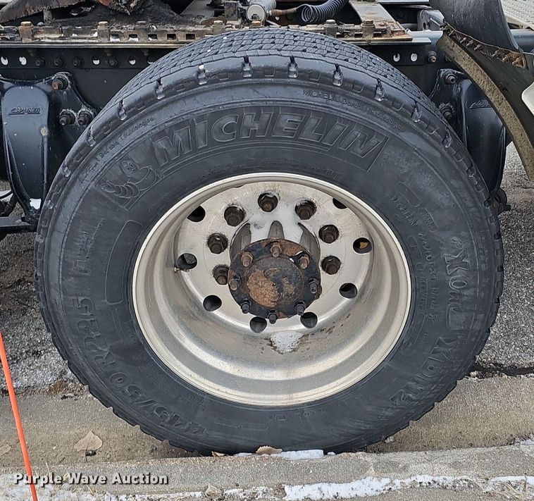 image for item DQ8641 2007 Freightliner Columbia 120 semi truck