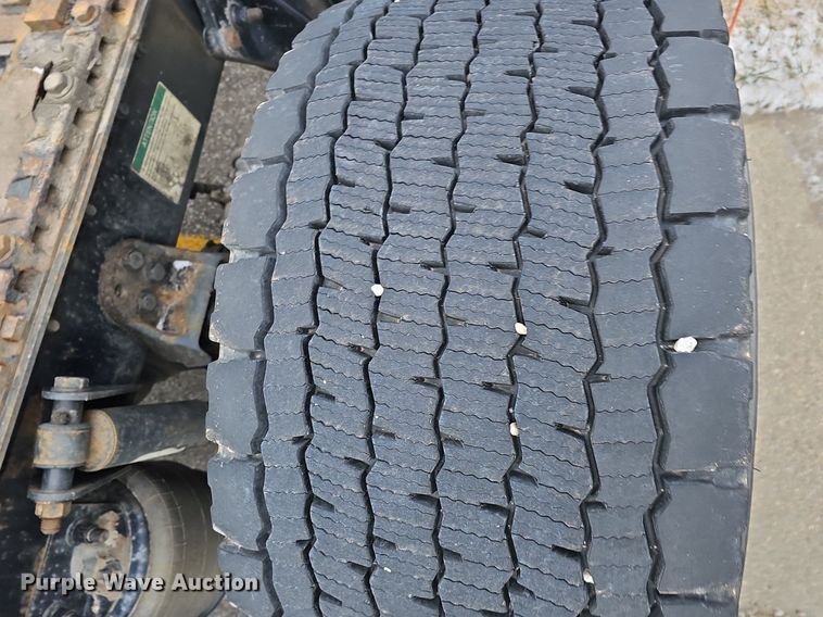 image for item DQ8641 2007 Freightliner Columbia 120 semi truck