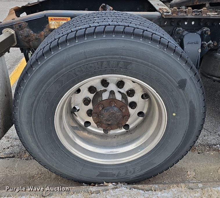 image for item DQ8641 2007 Freightliner Columbia 120 semi truck