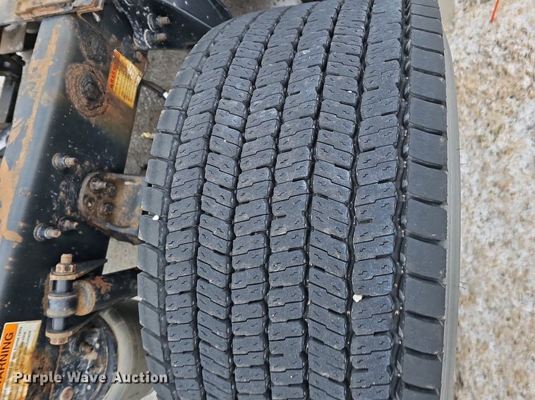 image for item DQ8641 2007 Freightliner Columbia 120 semi truck