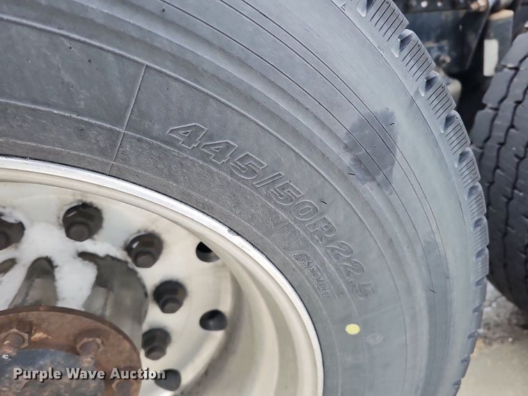 image for item DQ8641 2007 Freightliner Columbia 120 semi truck