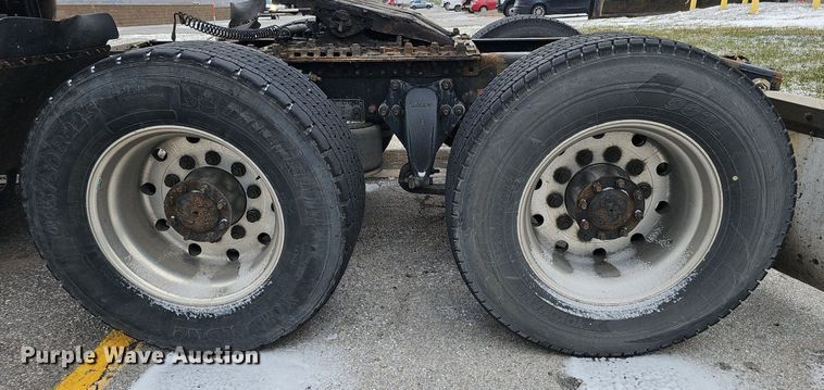 image for item DQ8641 2007 Freightliner Columbia 120 semi truck