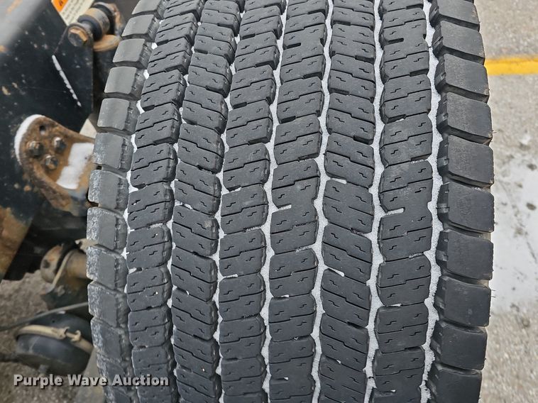 image for item DQ8641 2007 Freightliner Columbia 120 semi truck