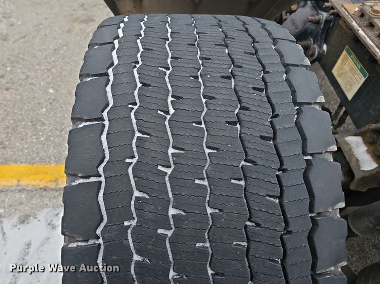 image for item DQ8641 2007 Freightliner Columbia 120 semi truck