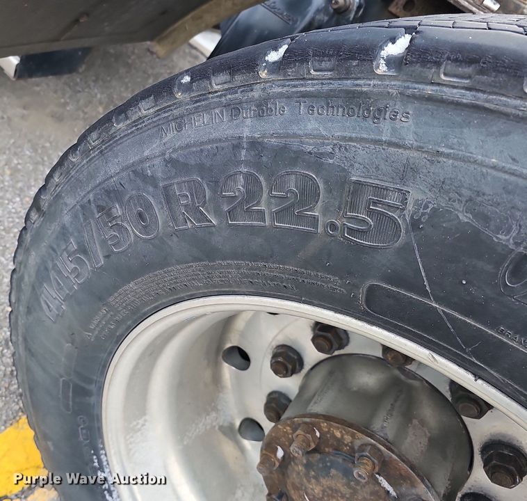 image for item DQ8641 2007 Freightliner Columbia 120 semi truck