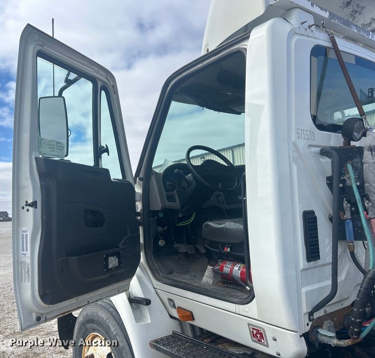 image for item DS0836 2009 International TranStar 8600 semi truck