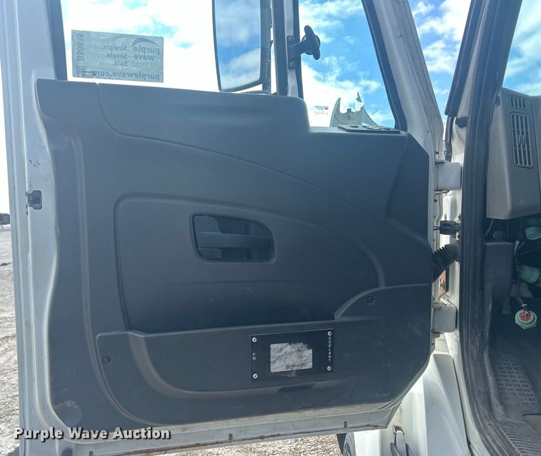 image for item DS0836 2009 International TranStar 8600 semi truck