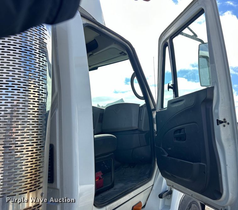 image for item DS0836 2009 International TranStar 8600 semi truck