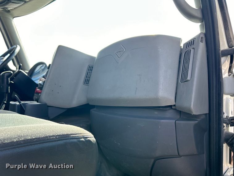 image for item DS0836 2009 International TranStar 8600 semi truck