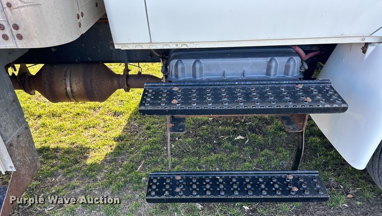 image for item DS0840 2013 International 4300M7 box truck