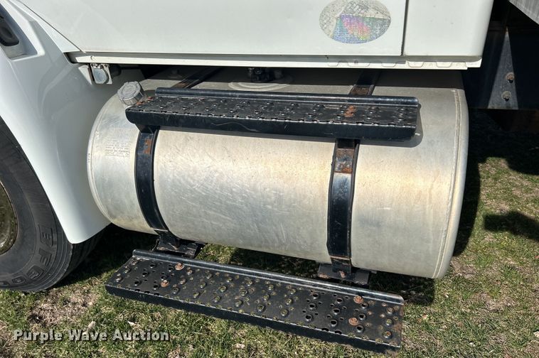 image for item DS0840 2013 International 4300M7 box truck