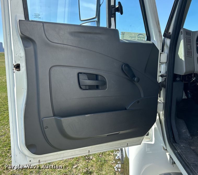 image for item DS0840 2013 International 4300M7 box truck