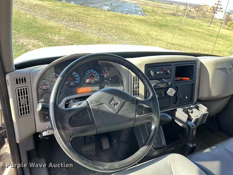 image for item DS0840 2013 International 4300M7 box truck