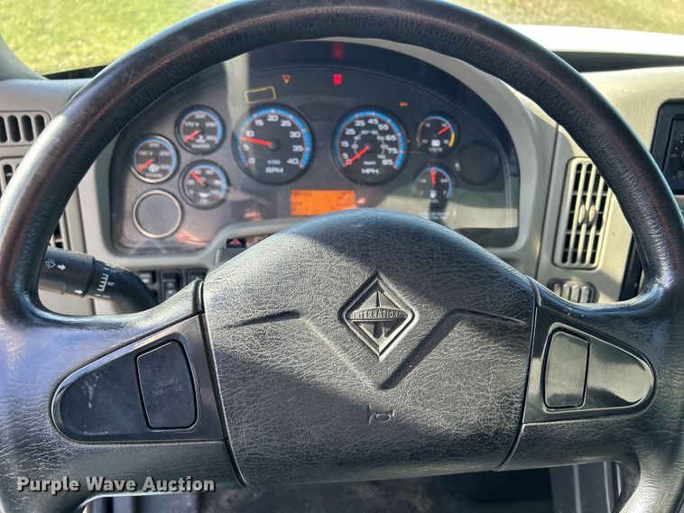 image for item DS0840 2013 International 4300M7 box truck