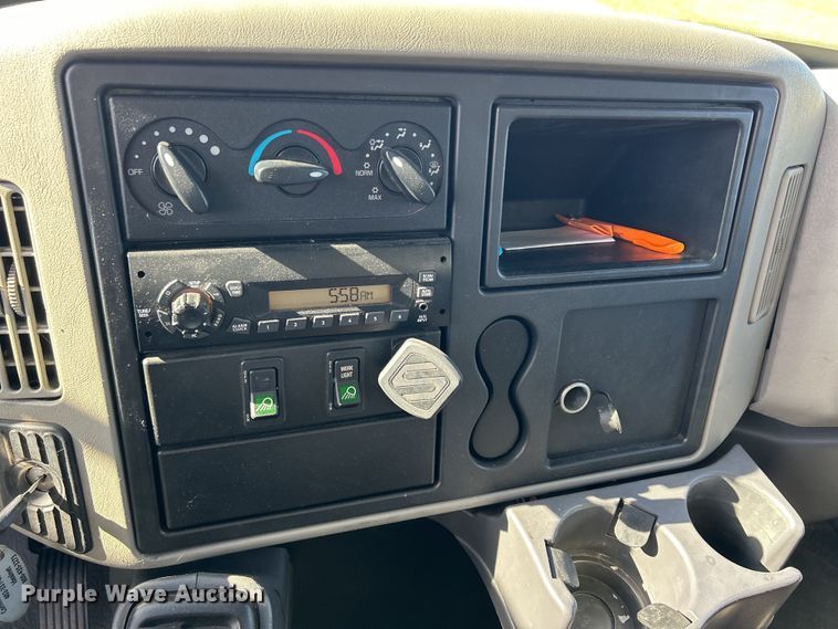 image for item DS0840 2013 International 4300M7 box truck