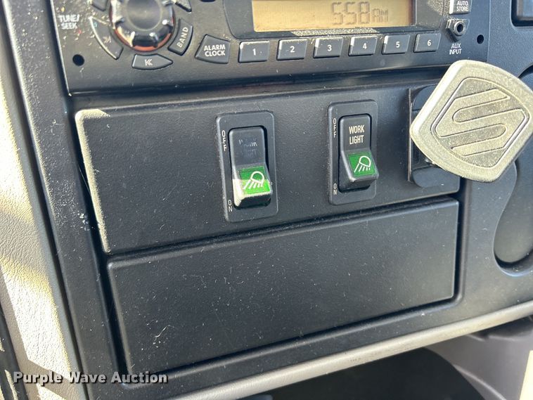 image for item DS0840 2013 International 4300M7 box truck