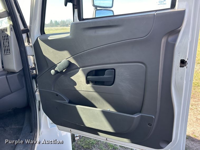 image for item DS0840 2013 International 4300M7 box truck