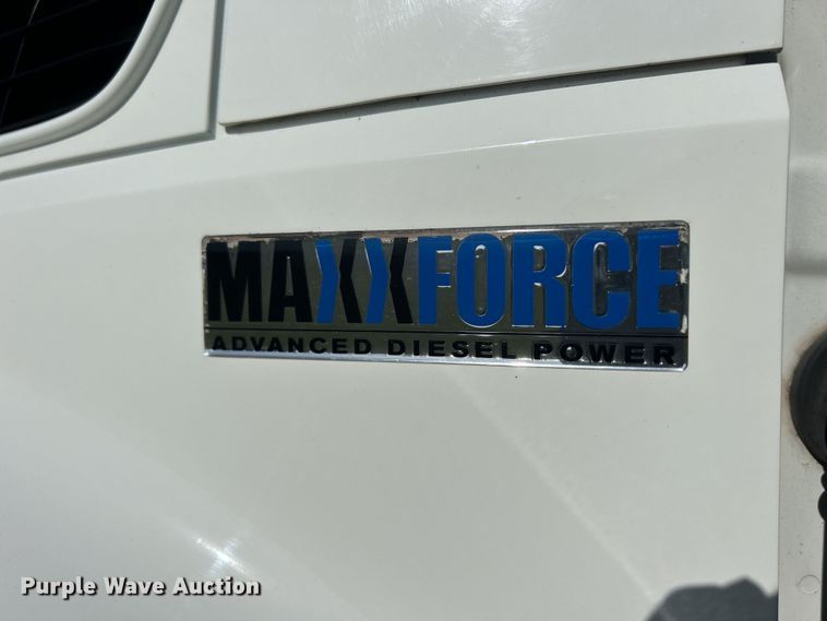 image for item DS0840 2013 International 4300M7 box truck