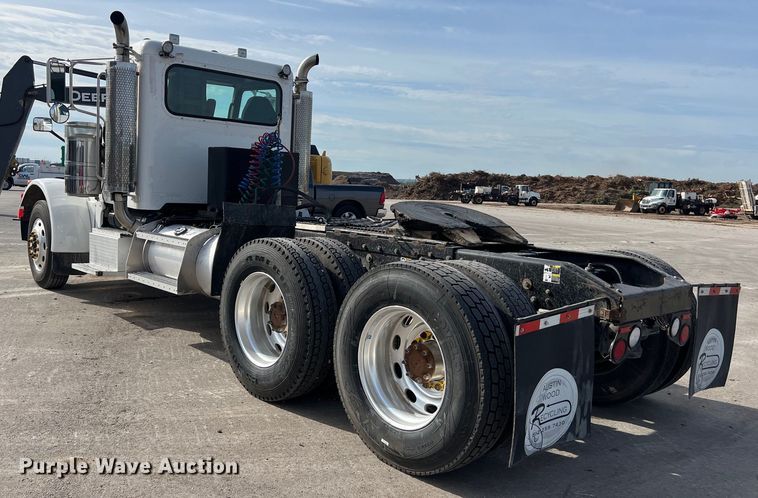 image for item DS2926 2007 Peterbilt  379 semi truck