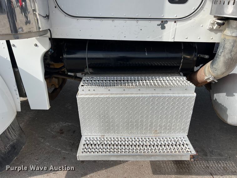 image for item DS2926 2007 Peterbilt  379 semi truck