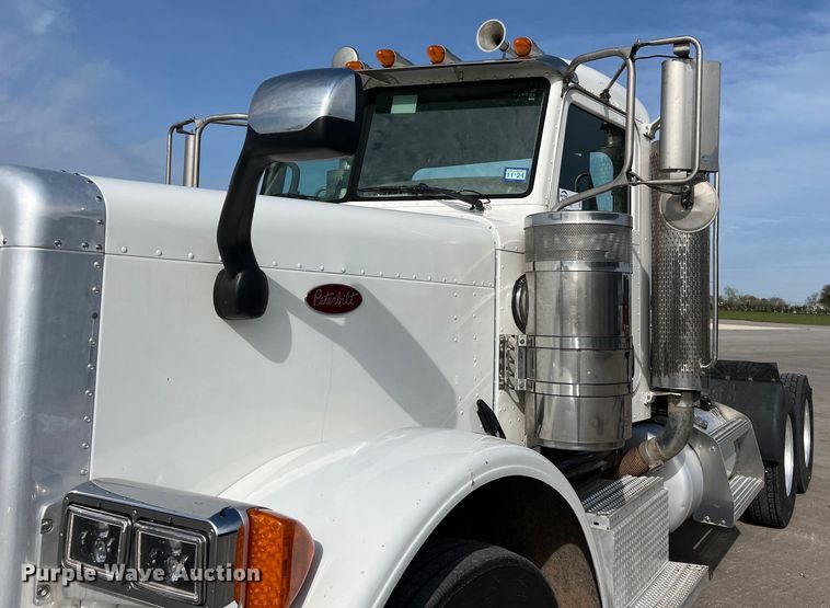 image for item DS2926 2007 Peterbilt  379 semi truck