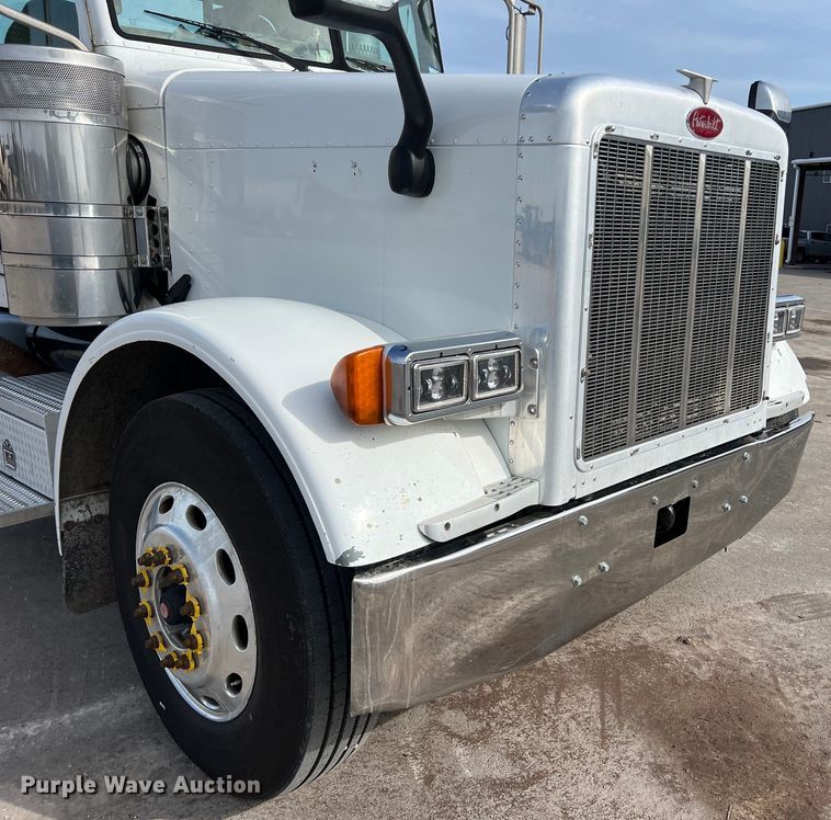 image for item DS2926 2007 Peterbilt  379 semi truck