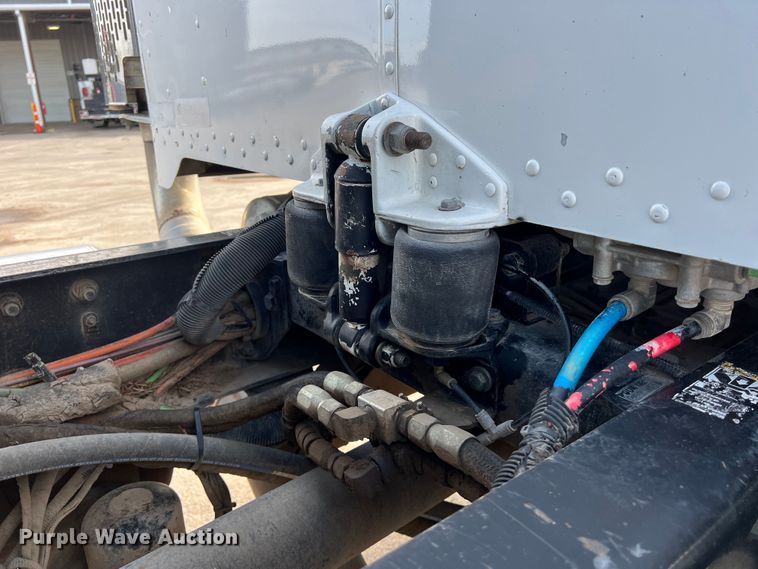 image for item DS2926 2007 Peterbilt  379 semi truck