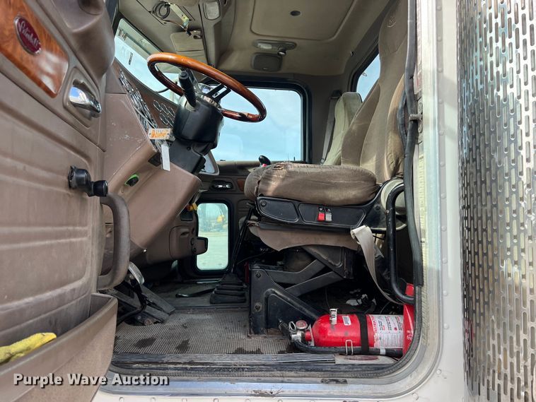 image for item DS2926 2007 Peterbilt  379 semi truck