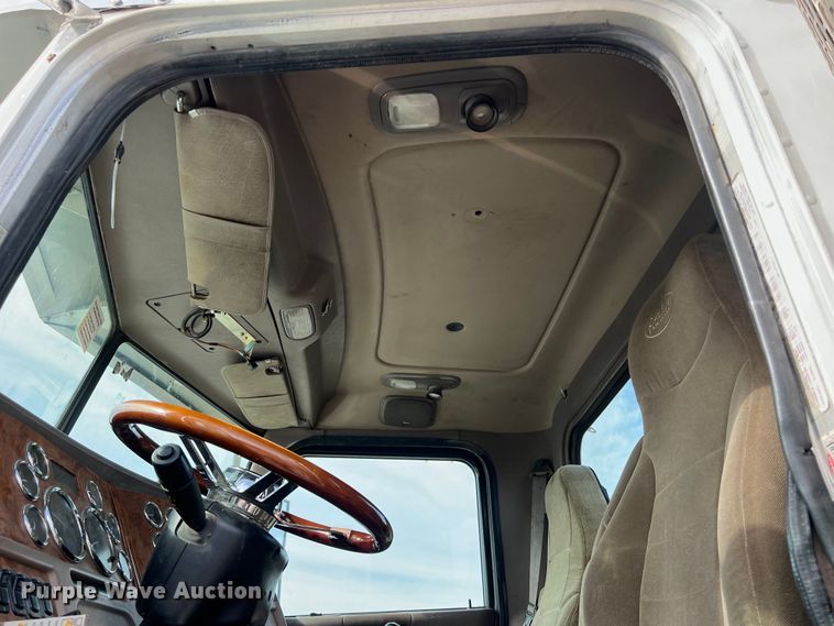 image for item DS2926 2007 Peterbilt  379 semi truck