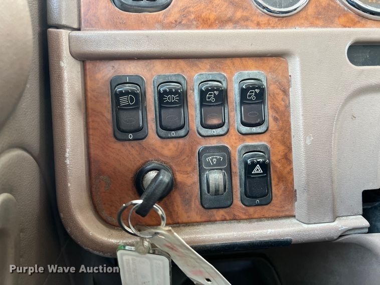 image for item DS2926 2007 Peterbilt  379 semi truck