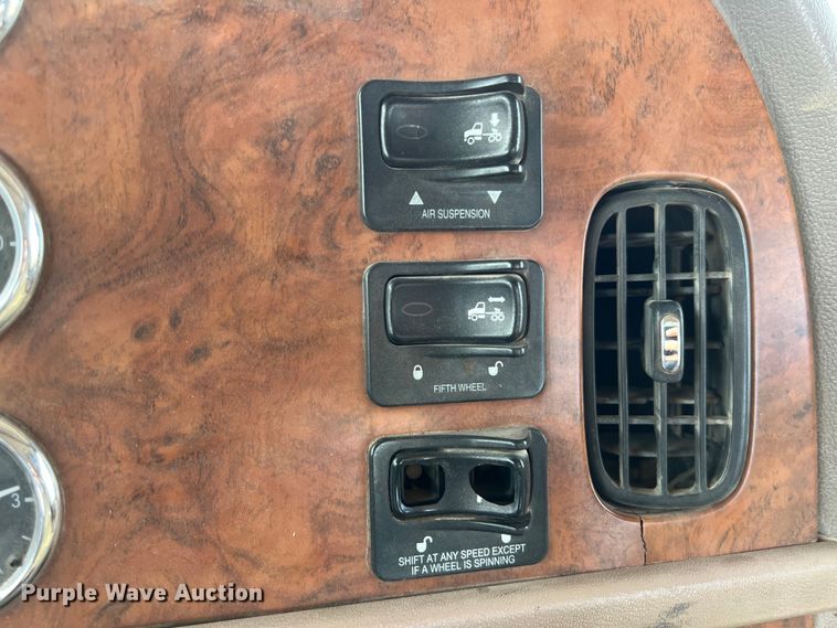 image for item DS2926 2007 Peterbilt  379 semi truck
